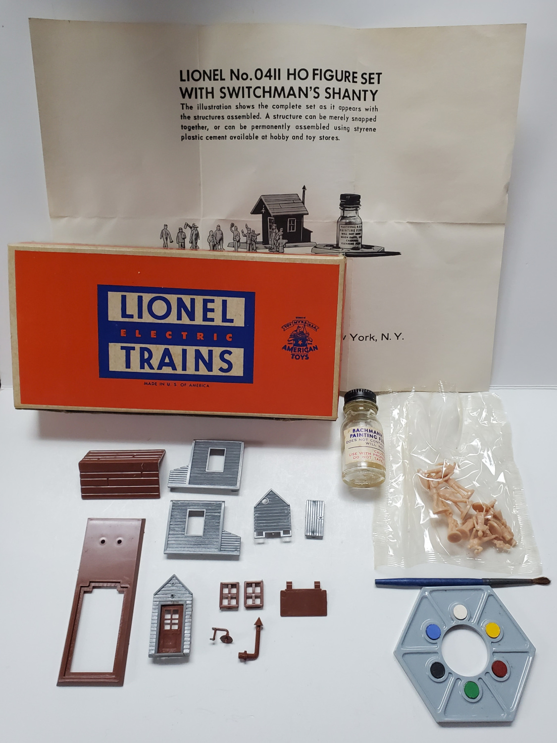 1959 Lionel Electric Trains No. 1411 HO Switchman Shanty with Figure Set in Box 1