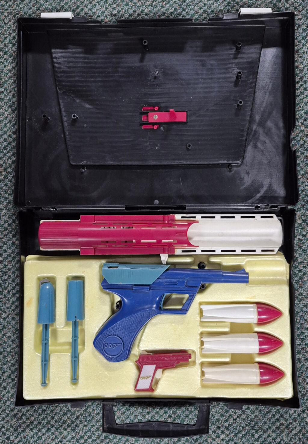 1966 Multiple Toymaker James Bond 007 Assault Raider Kit Attache Case: Complete 7