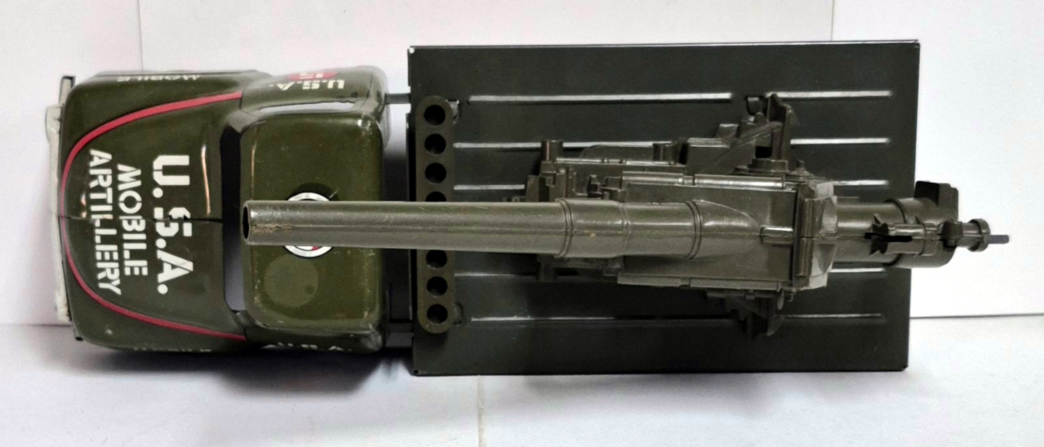 marx-pressed-steel-usa-mobile-artillery-flatbed-truck-with-moiunted-anti-aircraft-gun5 1950's Marx Pressed Steel U.S.A. Mobile Artillery Flatbed Truck with Mounted Anti-Aircraft Gun 5