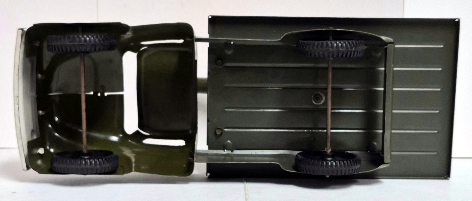 marx-pressed-steel-usa-mobile-artillery-flatbed-truck-with-moiunted-anti-aircraft-gun6 1950's Marx Pressed Steel U.S.A. Mobile Artillery Flatbed Truck with Mounted Anti-Aircraft Gun 6