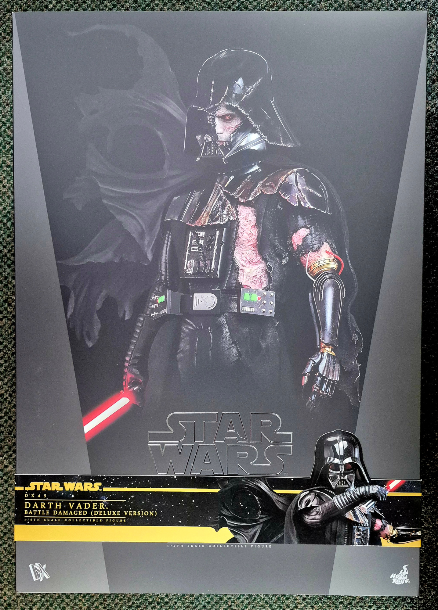 Hot Toys DX45 Star Wars Battle-Damaged Darth Vader Deluxe Version 1:6 Scale Figure 1