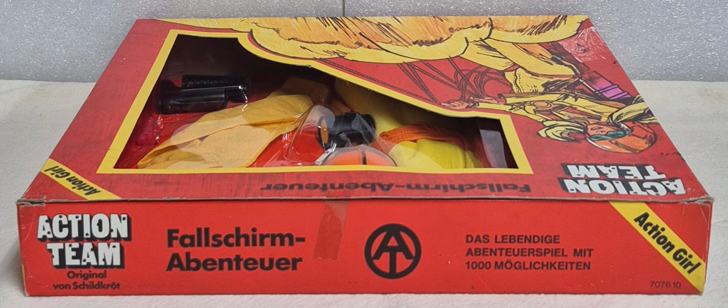 schildkrot-hasbro-gi-joe-action-team-parachute-adventure-outfit-for-action-girl-3 1975 Schildkrot Hasbro G.I. Joe Action Team Parachute Adventure (Fallschirm-Abenteuer) Outfit for Action Girl: Mint in Box 3